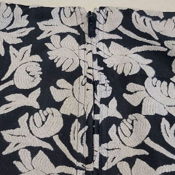 Rachel Roy Black and Taupe Raised Textured Floral Skirt - Size 6 - Picture 6 of 10